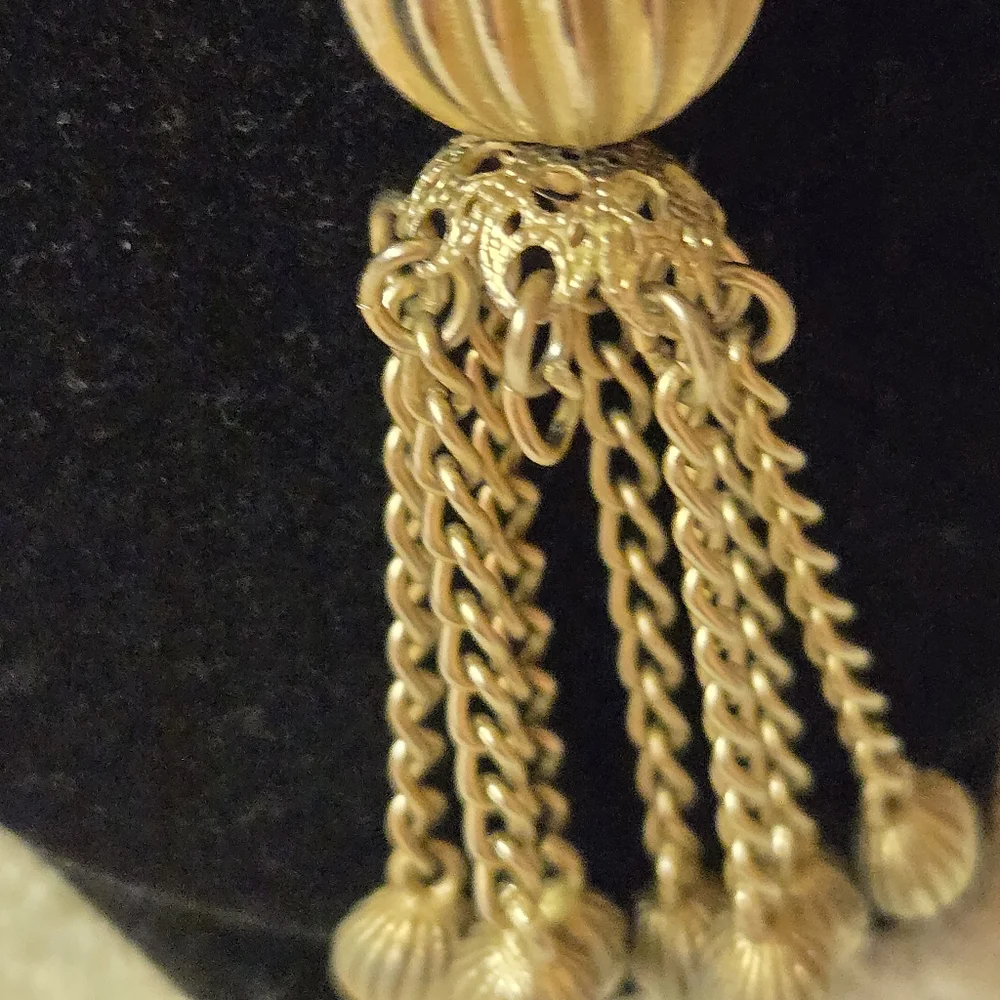Vintage gold tone necklace